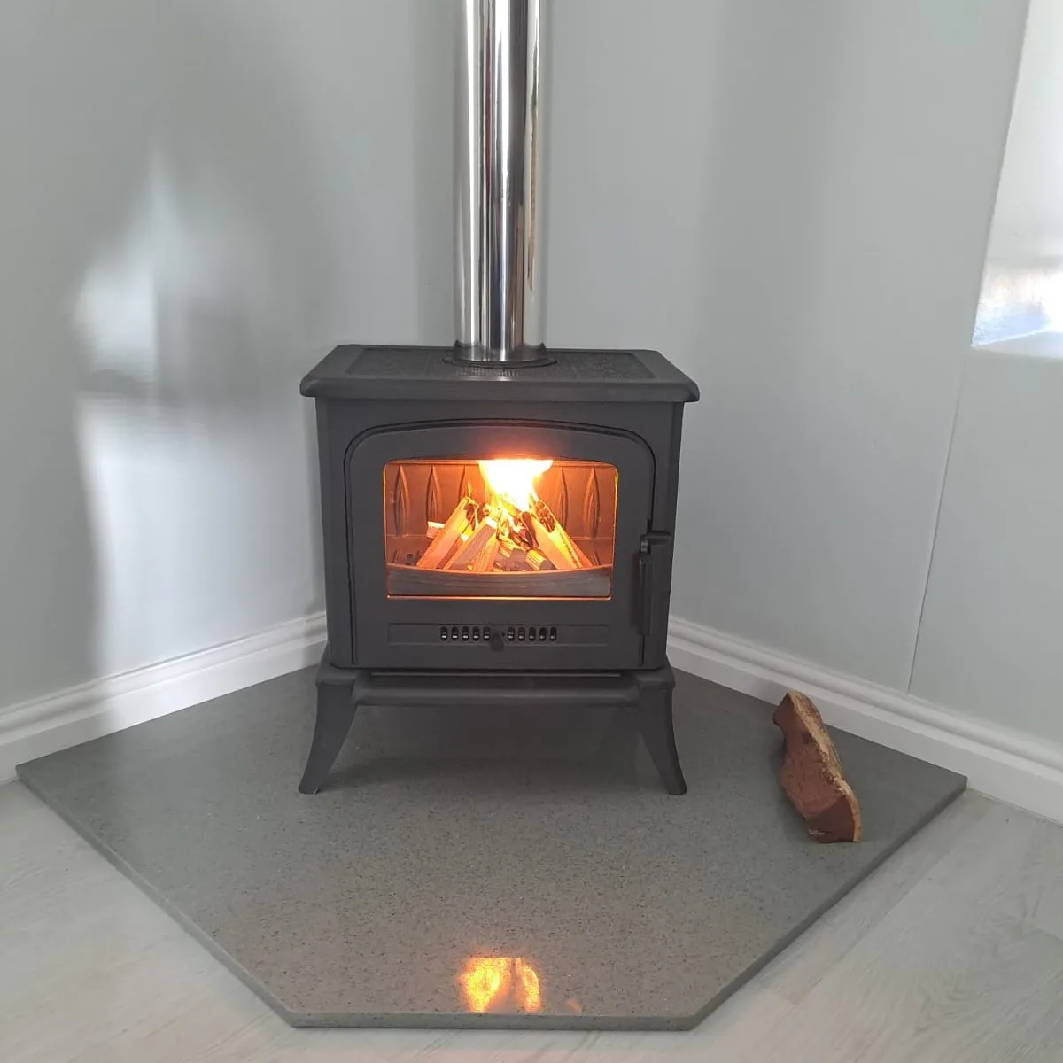 Kratki K7 freestanding cast iron wood burning fireplace